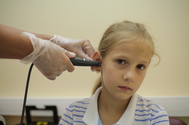 «Вакуум в голове»: почему закладывает уши и как вернуть свободу звука